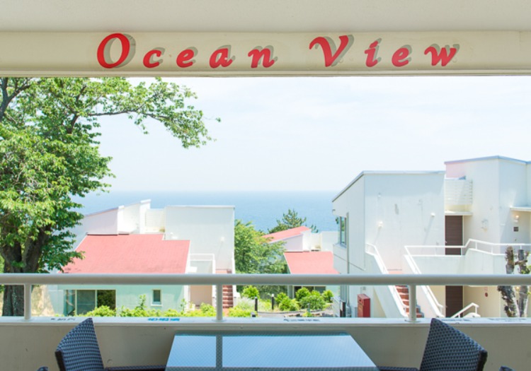 テラスから望む相模湾のパノラマビュー！日常を忘れるような景色が広がっています。