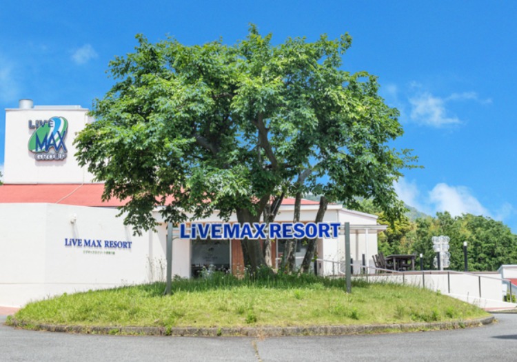 高台に位置する開放感抜群のリゾートホテル。爽やかな潮風を感じながら働けます。