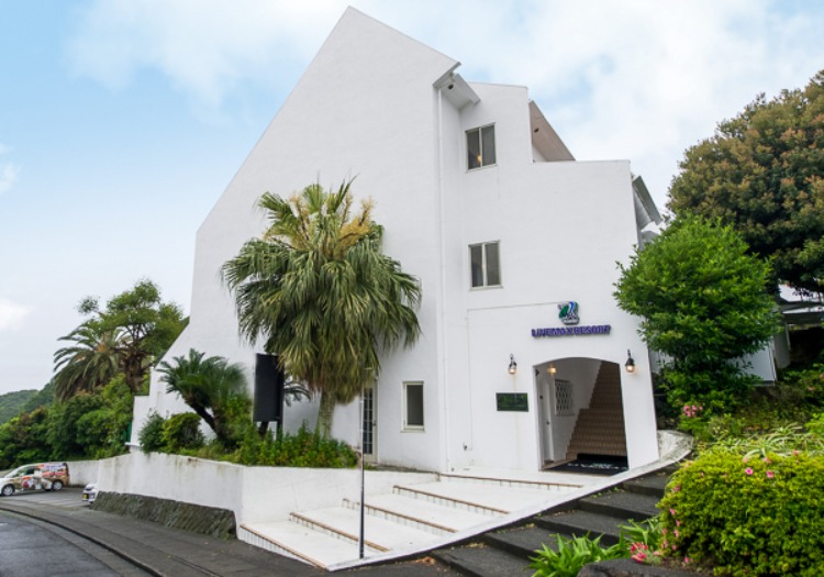 下田の自然に映える白亜のリゾート。南国を思わせる開放的な空間が自慢のホテルです。