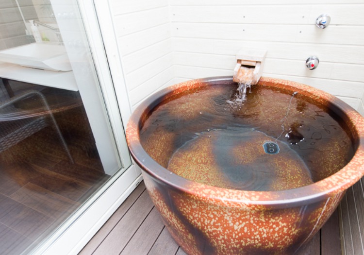 全室に客室露天風呂を完備。趣ある陶器風呂で、極上の癒しタイムを提供しています。