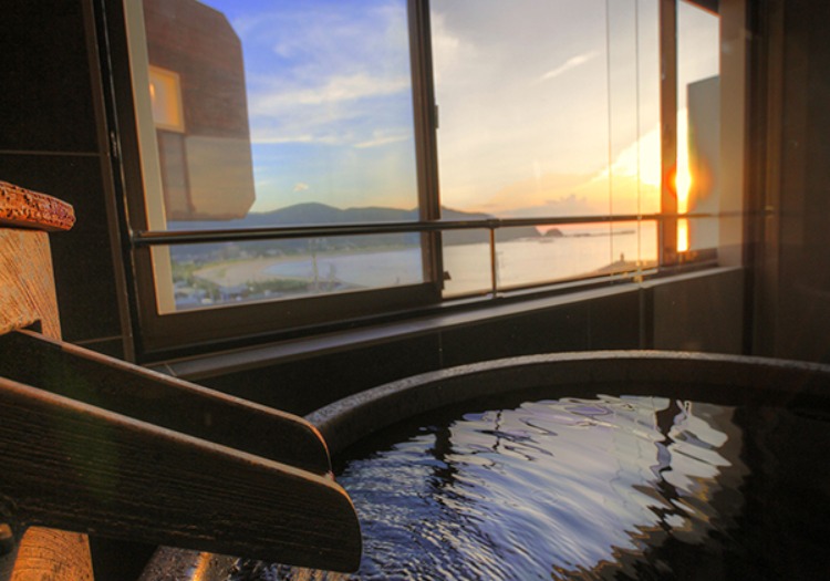 全室に客室露天風呂を完備。夕焼けに染まる絶景と共に、至高の癒しを提供します。