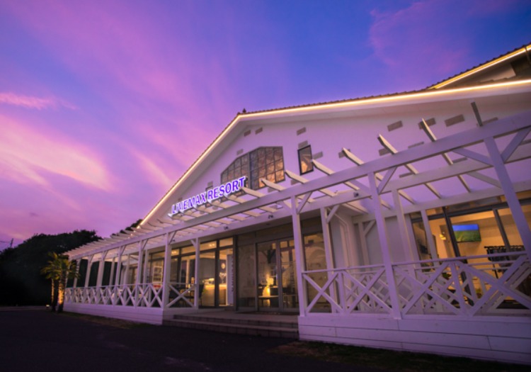 京丹後の海を間近に臨むシーサイドリゾート。波音を感じる開放的な環境が魅力です。