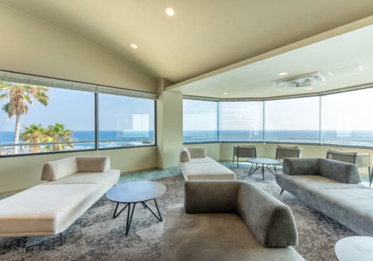 パノラマビューが広がる開放的なラウンジ。心地よい波音を感じながらお客様をお迎え。