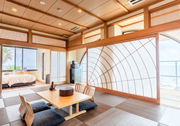 細部までこだわり抜いた和モダンの客室。日常を忘れる贅沢な滞在をお手伝いします。