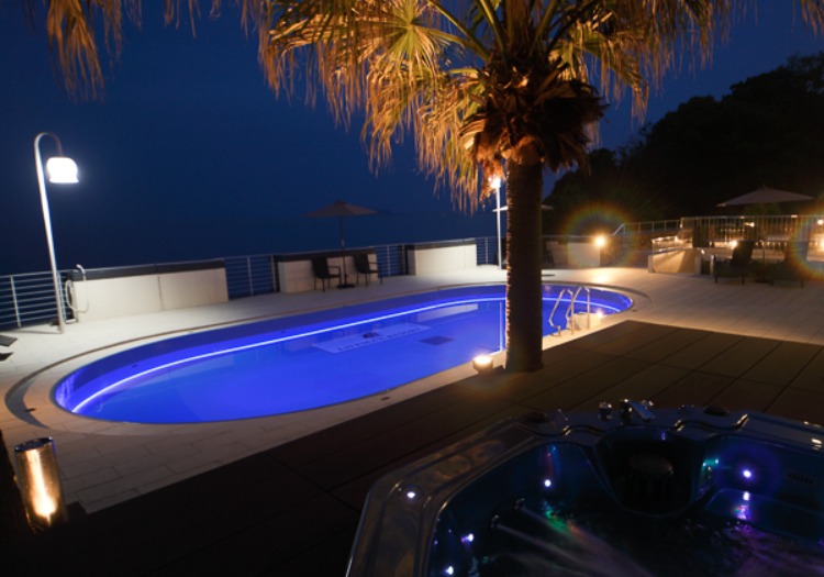 夜は幻想的なライトアップでお出迎え。非日常を演出する舞台で、共に働きませんか？