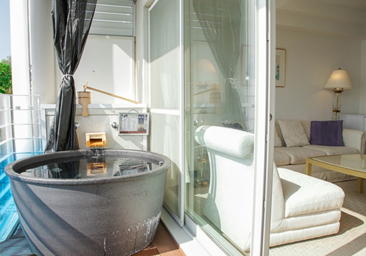 全室に客室露天風呂を完備。波音を聞きながら、極上の癒しタイムを提供しています。