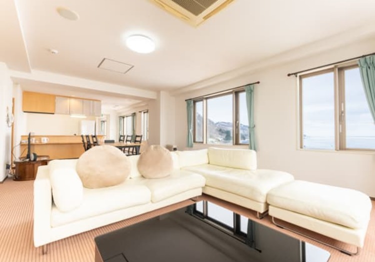 オーシャンビューを独り占めできる客室。洗練された空間で、極上の寛ぎを提供。