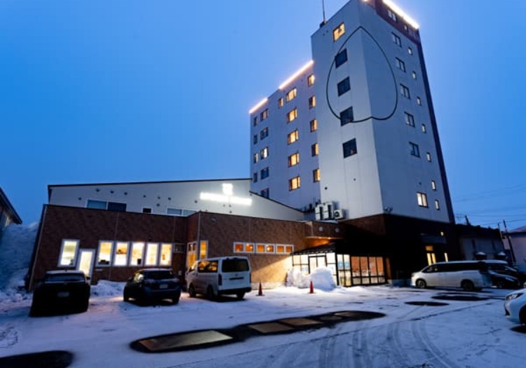 幻想的な雪景色に映える外観。世界自然遺産の地・知床でお客様を温かくお迎えします。