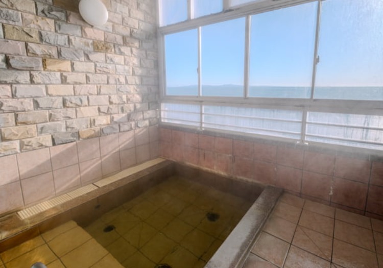 オホーツク海を望む温泉。四季折々に表情を変える海を眺めながら至福のひとときを。