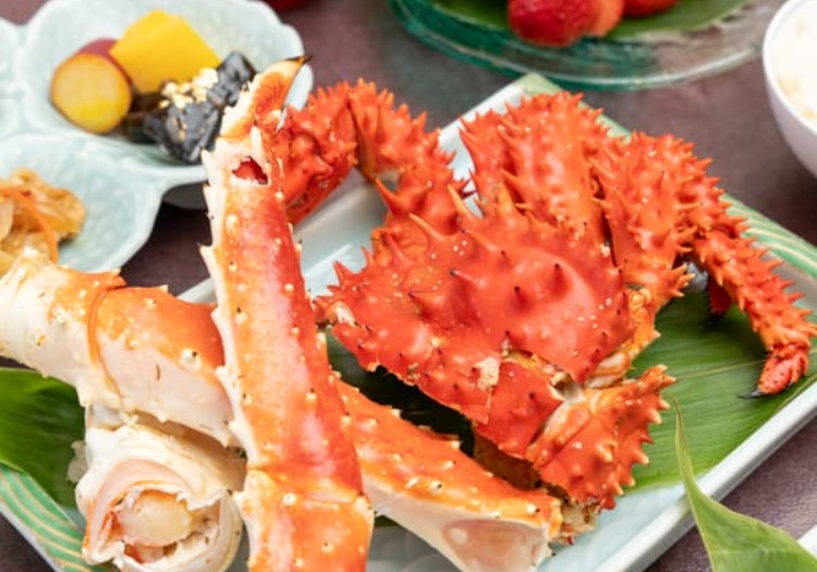 カニなどの新鮮な海の幸を堪能。旬の食材を活かした至高の料理でお客様を笑顔に。