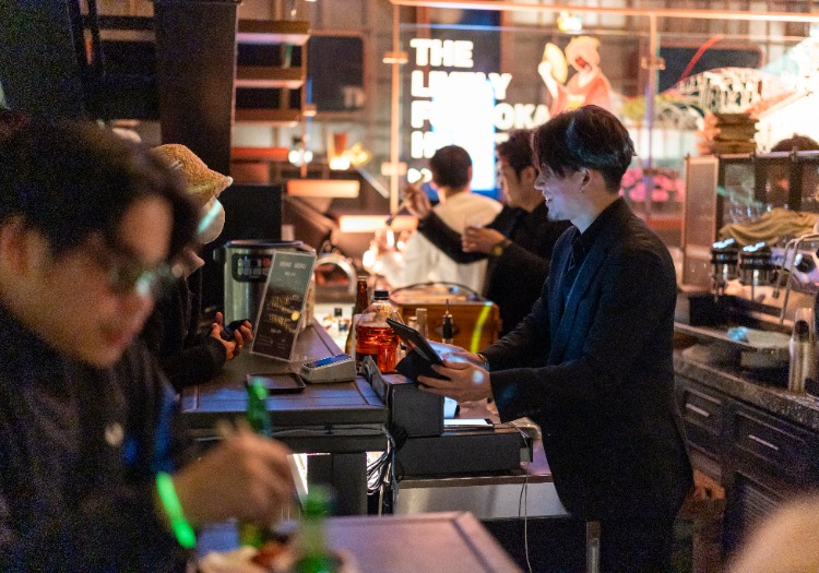 活気あるバーカウンター。多様なお客様との会話を楽しめる環境です