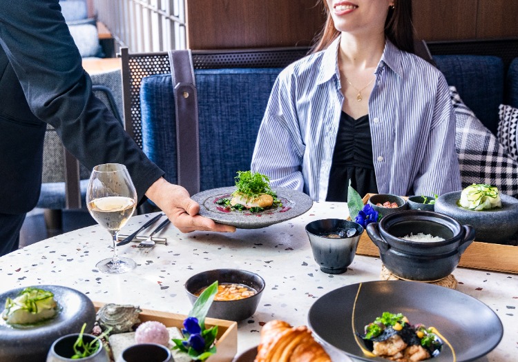 季節の食材を活かした料理。食を通した驚きと喜びを提供しています
