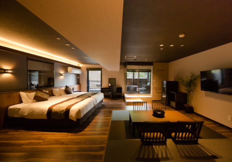 広々とした洋和室のスイートには、天然客室露天風呂も完備しています。