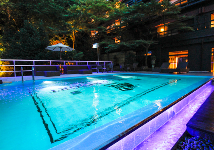 自然の中、リゾート気分を味わえる夏限定のプール。夜のライトアップも人気です。