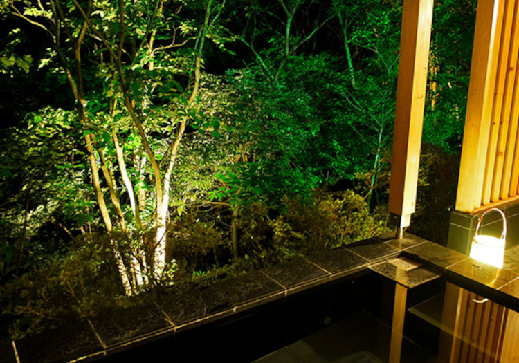 自然に包まれながら熱海の温泉を堪能できる露天風呂。貸切風呂も完備しています。