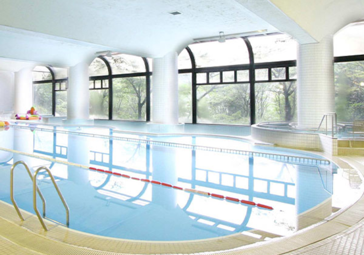 室内温水プールもご用意。ご家族やグループで、気候も気にせず満喫できます。