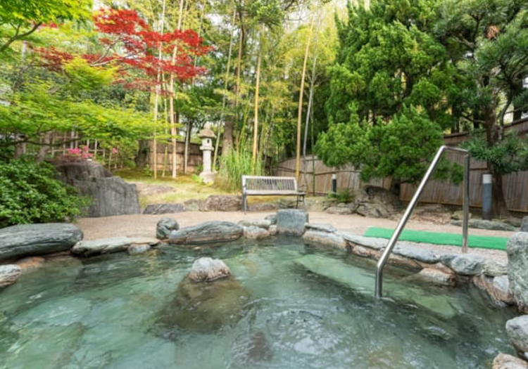 開湯1,200年と言われている木津温泉は、美人の湯としても知られています。