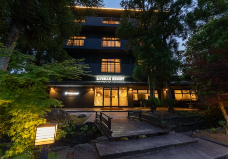 海の美しい夕陽と天然温泉を誇る温泉リゾート。極上のひとときを提供しています。