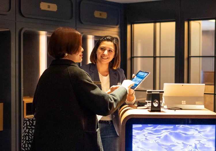 タブレットを用いてスムーズにご案内。等身大の接客を大切にしています