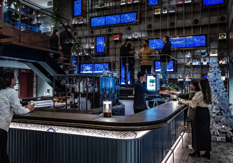 地域と交流できるバーカウンター。イベントの企画・運営にも携われます