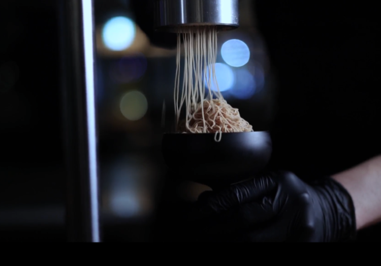 専用の絞り機で仕上げるモンブラン。お客様の目の前で驚きの体験を届けます