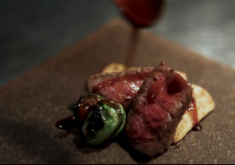 厳選された和牛のグリル。素材の良さを引き出し、こだわりのソースで提供します