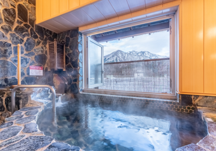 岩風呂付の客室も完備。プライベート空間で越後湯沢の温泉が堪能できます。