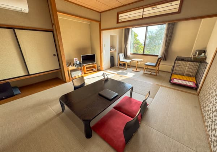 小型犬用のケージも客室に完備。のんびりと寛げる空間を提供しています。