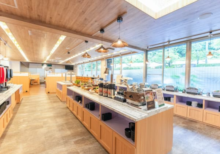 季節によって新鮮な山や海の幸を使用した料理は、ビュッフェ形式にて提供。