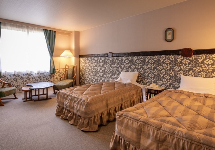 客室は落ち着いた和洋室。木曽の自然を感じながら、心ゆくまでくつろげます。