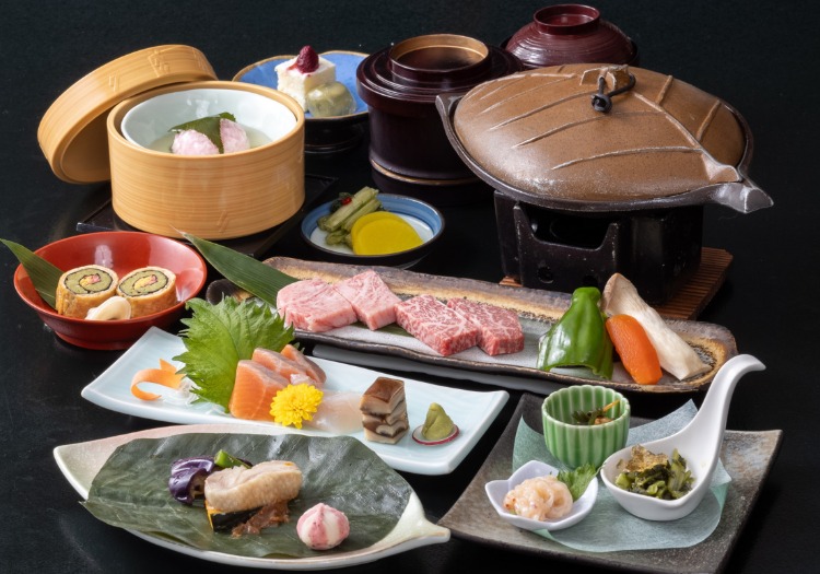 ブランド牛「信州プレミアム牛」など、地元の旬を彩り豊かに仕上げています。