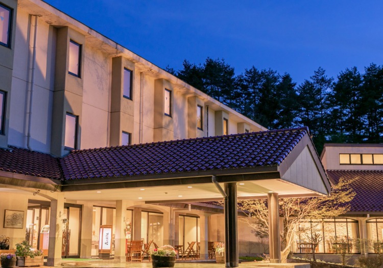 木曽駒高原森のホテル × フロント