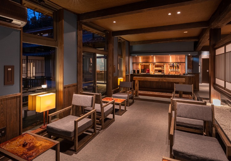 モダンなロビーラウンジ。落ち着いた雰囲気の中でおもてなしを追求できます。