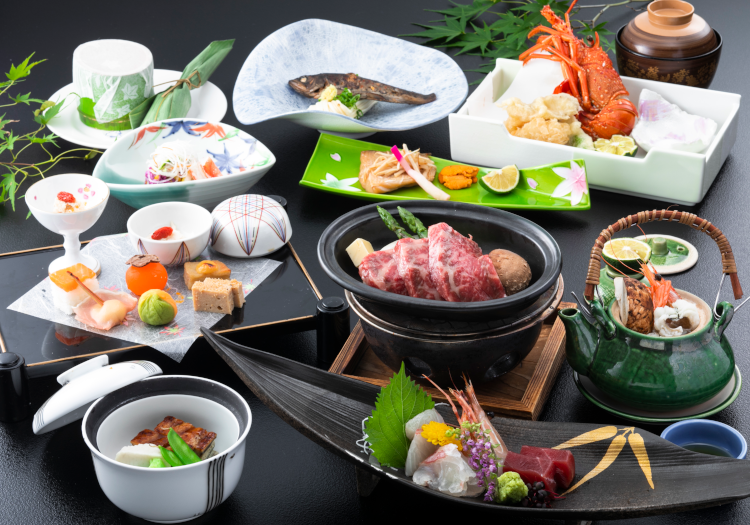 料理人が厳選した奈良県産の食材で、旬の会席料理を堪能いただいています。