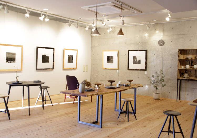 ギャラリーでは居住しているアーティストたちが手掛けた作品を多数展示しています。