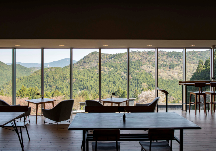 季節によって違う表情を見せる自然の絶景を楽しみながら働けます。