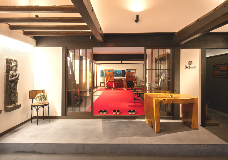 江戸時代の歴史を感じる意匠が、お客様をアンティークな世界へ誘います。