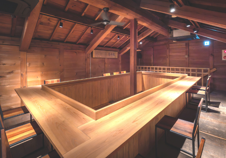 蔵カフェでは珈琲や軽食をご提供。無垢材の温もりの中で、上質な時間を演出します。