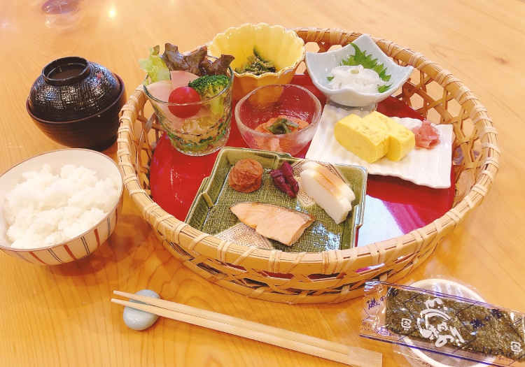 温暖な気候が特徴の白浜。お料理には、山海の自然が育んだ食材を贅沢に使っています。