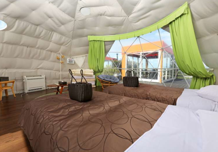 広々空間のドーム型テント。設備も充実、存分にアウトドアを楽しめる環境です。