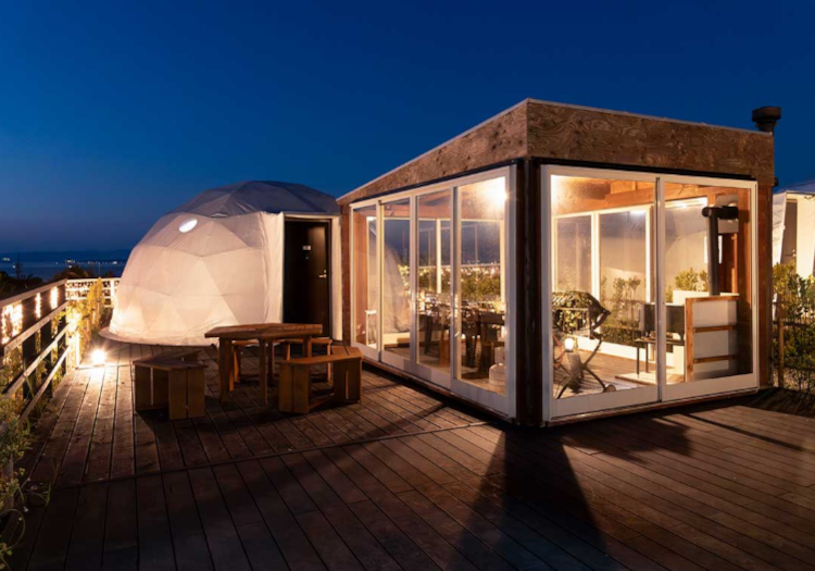 和歌山県ならではの豪華グランピング。個別BBQスペースは雨でも安心です。