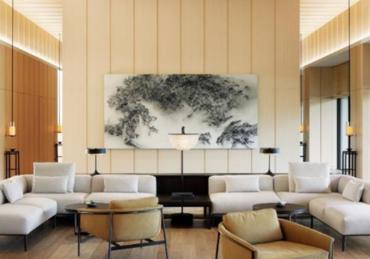 和の情緒あふれるロビーで、心温まるおもてなし。窓外の緑が安らぎを演出します