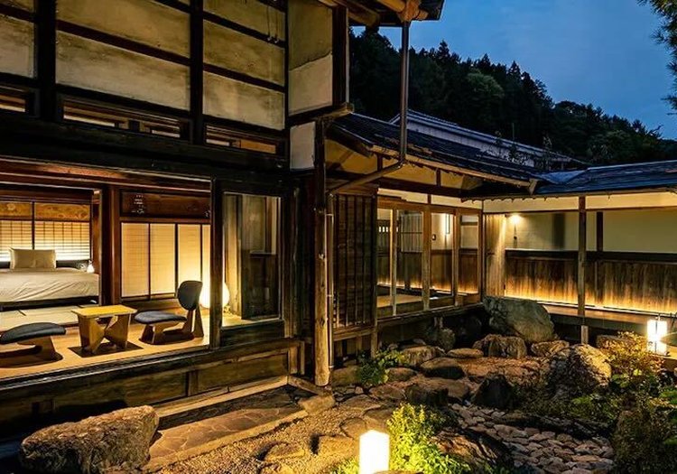BYAKU Narai × サービススタッフ