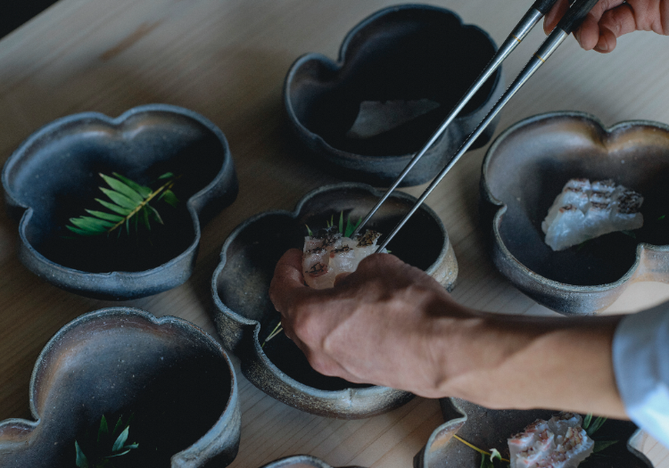 繊細な盛り付けに宿る物語。一皿一皿に想いを込めた料理を提供しています。