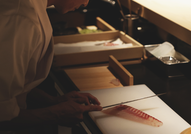 包丁一本から生まれる熟練の技。素材本来の旨味を丁寧に引き出す技術を磨けます。