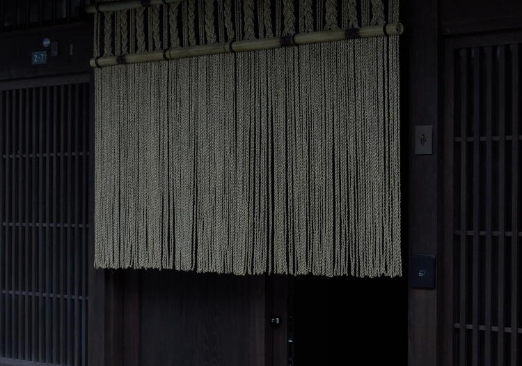 い草の暖簾でお迎え。倉敷の歴史と調和したおもてなしを形にしています。