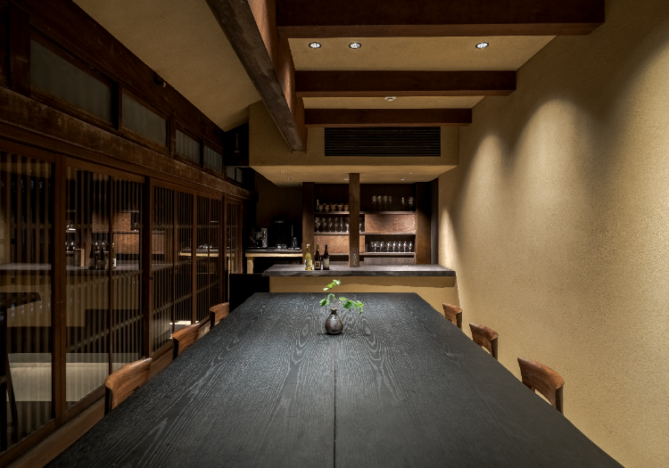 夜にはバーもあり、静寂を楽しむ「大人の隠れ家」としての雰囲気が漂います。