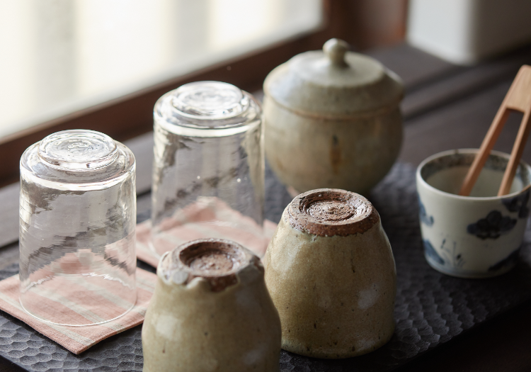 特注の備品や器を大切に。事務として宿のこだわりを裏から支えます。