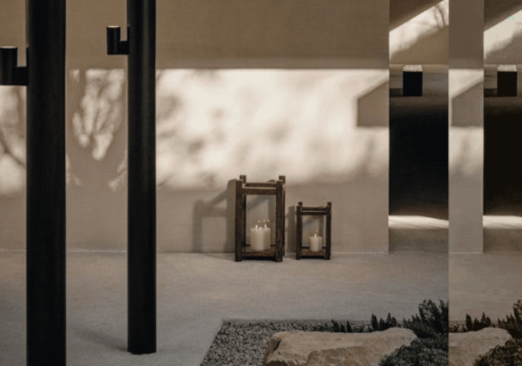 木漏れ日の影と行灯の灯りが織りなす静寂。京都の美意識が息づく洗練された空間