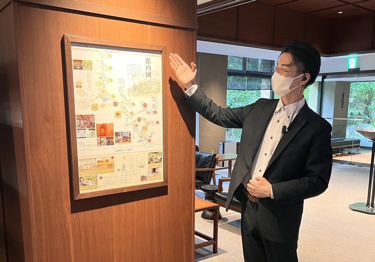 館内のご案内も日常業務。現場に立ちながらスタッフをまとめていく役割です。
